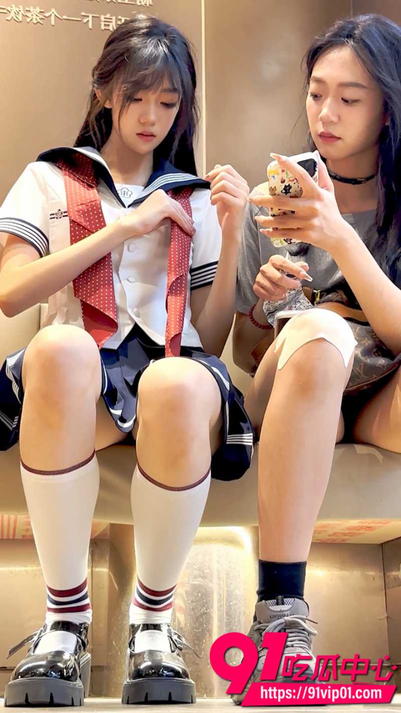 抄底大神KFC偷拍JK小仙女美腿蜜桃臀4