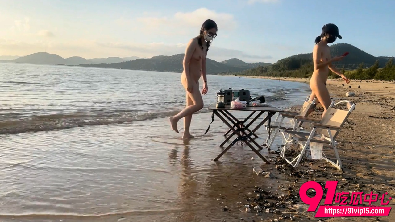 露出博主cikaimoon和闺蜜沙滩全裸3