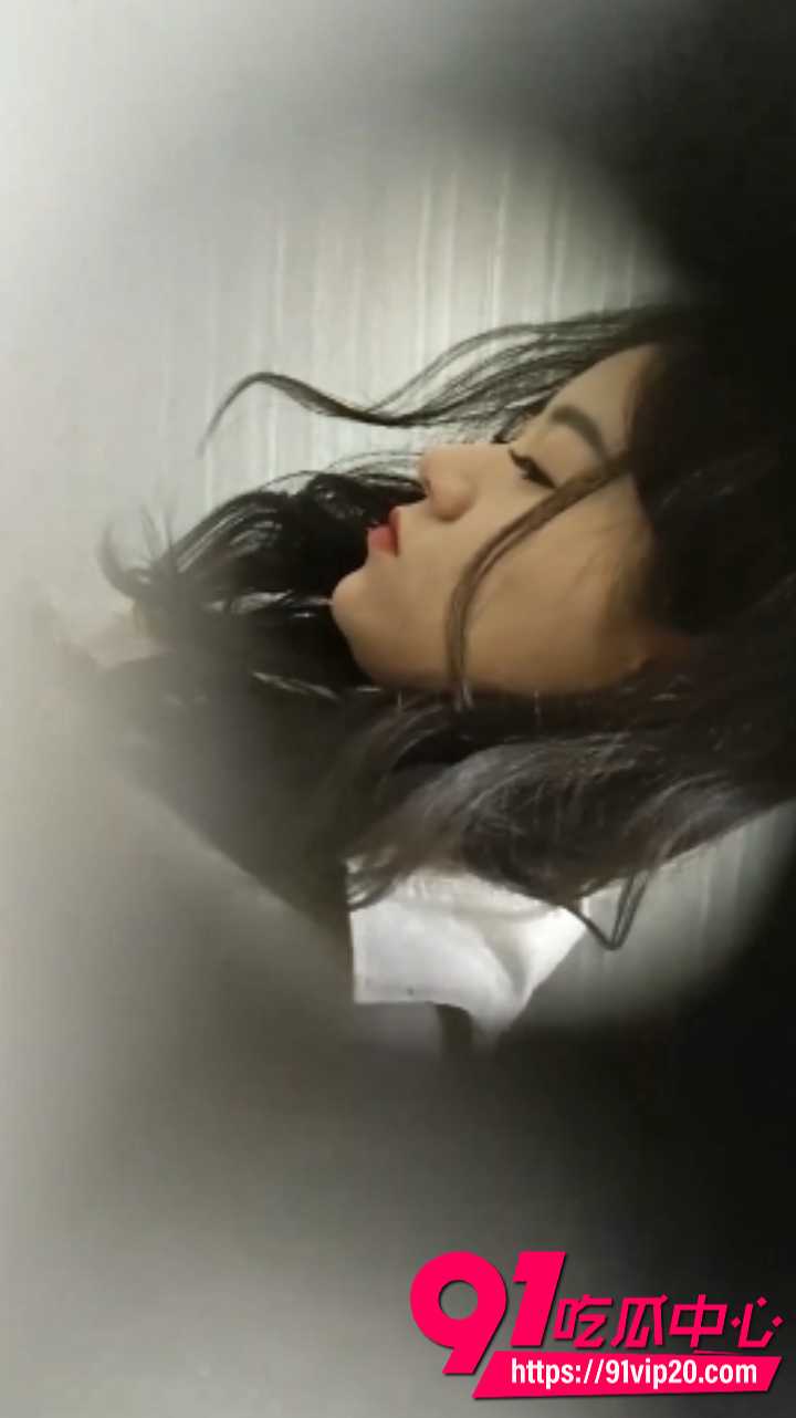 猫眼偷拍美女小姐姐上厕所2