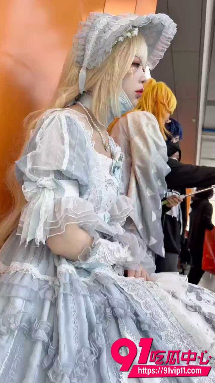 漫展现场抄底白丝洛丽塔学生妹1