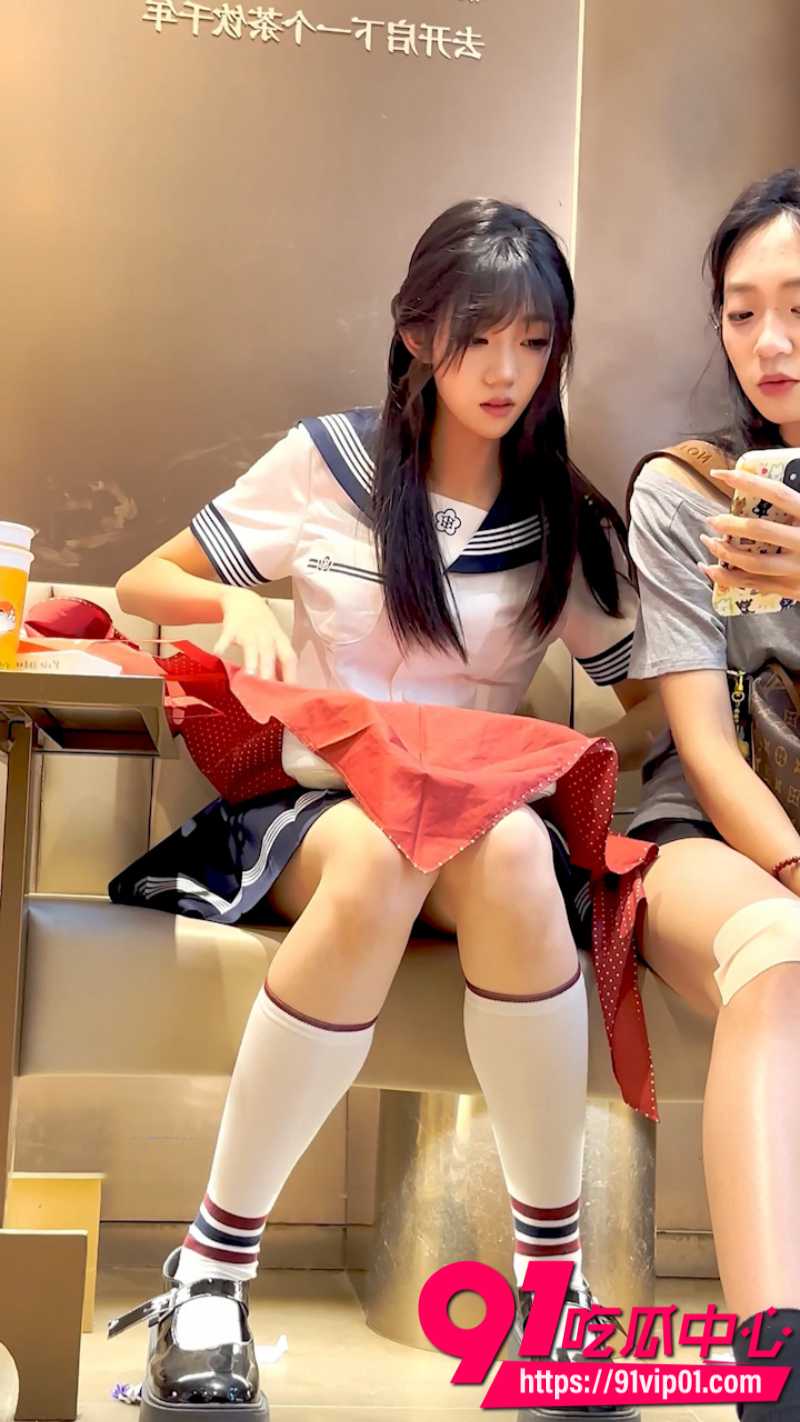 抄底大神KFC偷拍JK小仙女美腿蜜桃臀1