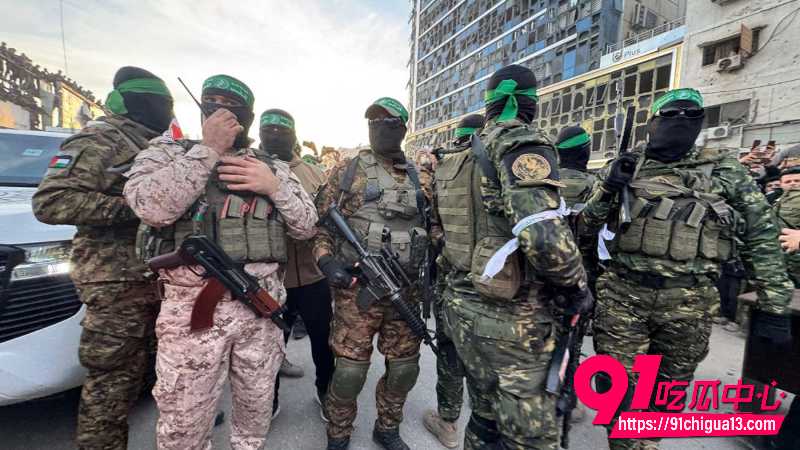叙利亚政府倒台 HTS对当地武装女兵清算场面 残忍现场视频曝光9