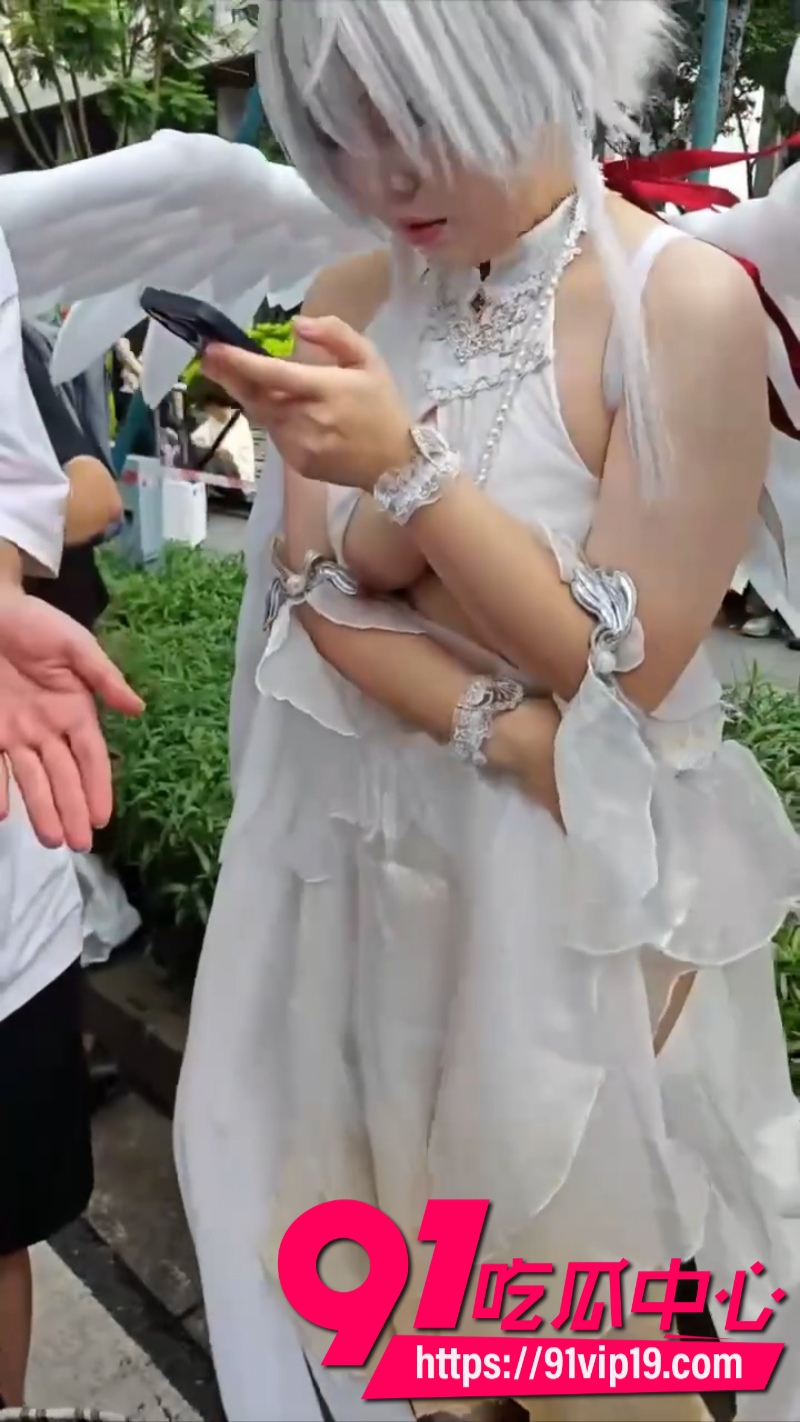广州萤火虫漫展乱象女coser遭摄影师怼奶拍摄意外走光4