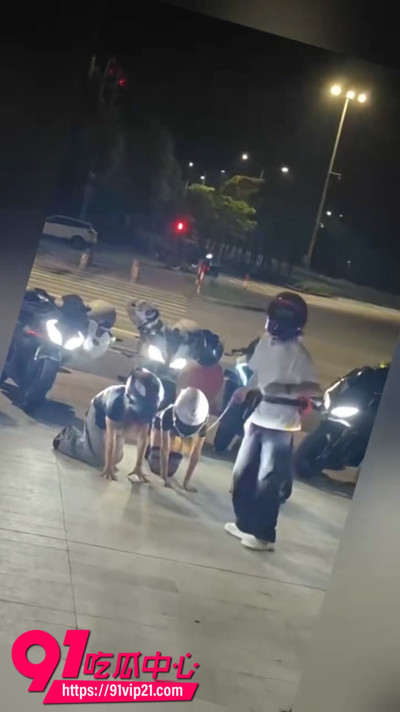 重庆街头调教热门吃瓜事件纹身机车少女被拴上狗链拉去户外调教跪地爬行完成主人的任务3