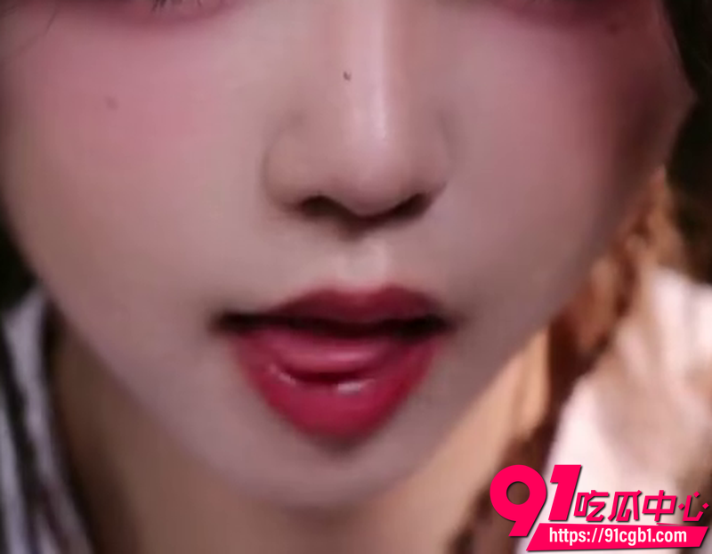 B站声控博主啵啵眠眠擦边限定ASMR 吐舌舔屏烈焰红唇水嫩小舌头镜头挑逗助眠解压7