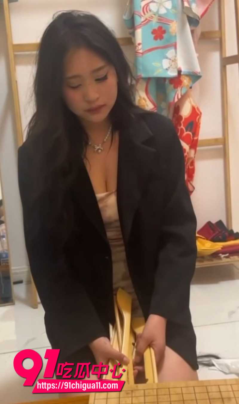 甘肃黑衣女大学生被精神小妹霸凌暴打2