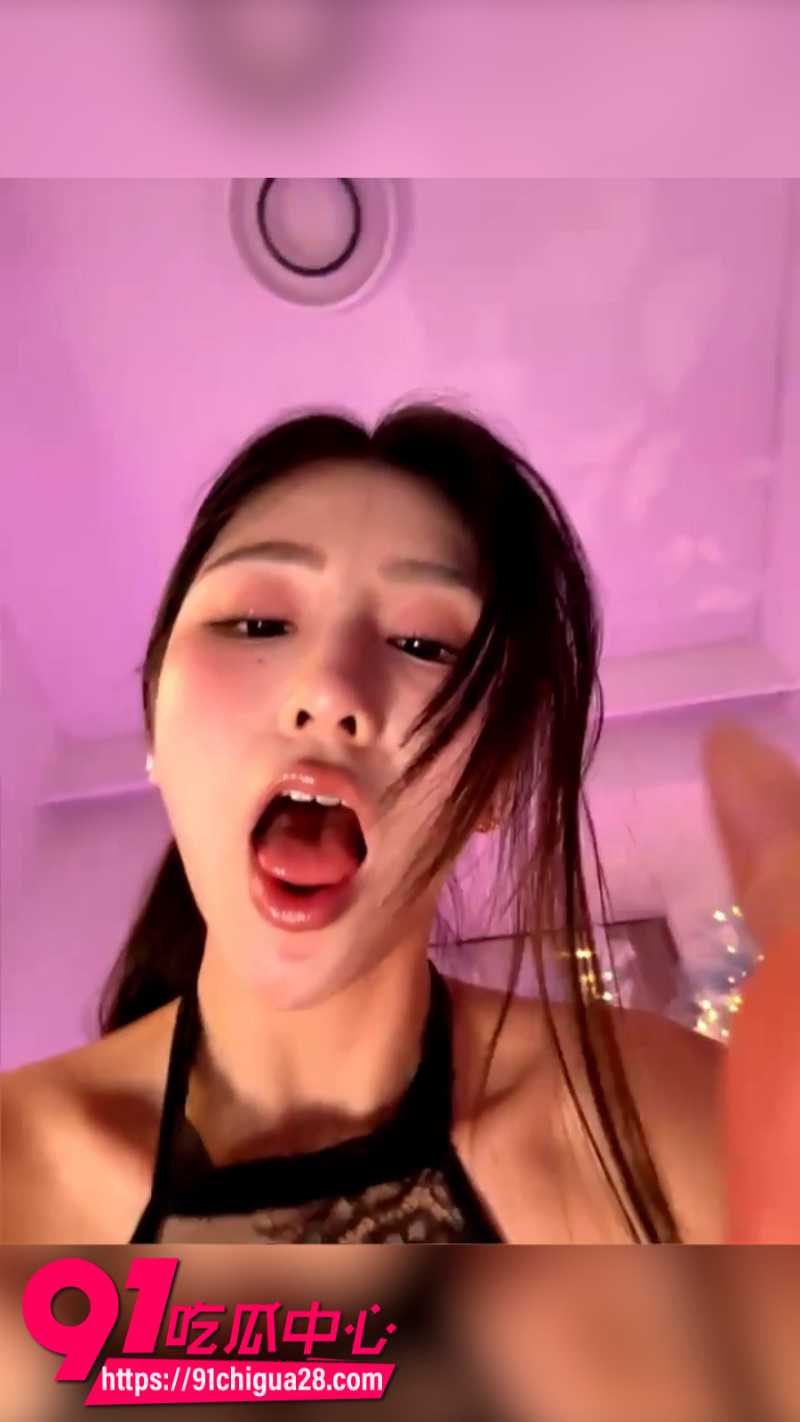 ST站极品女网黄小野猫在线直播自慰大秀1