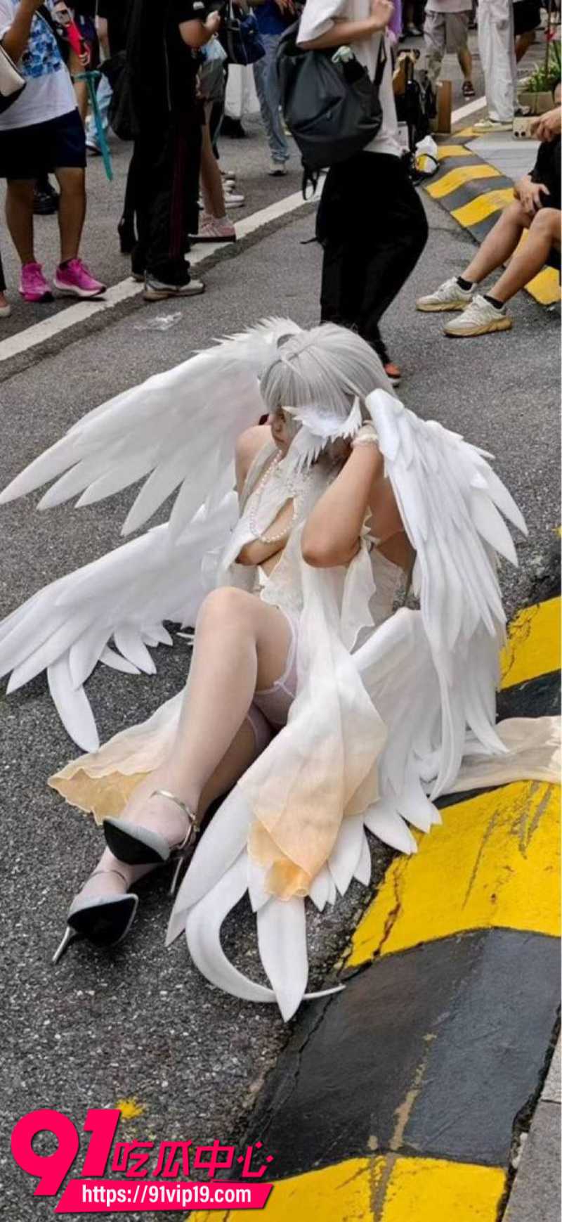 广州萤火虫漫展乱象女coser遭摄影师怼奶拍摄意外走光1