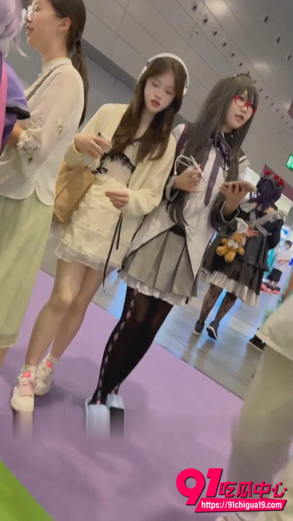 大神漫展抄底无内学生妹3
