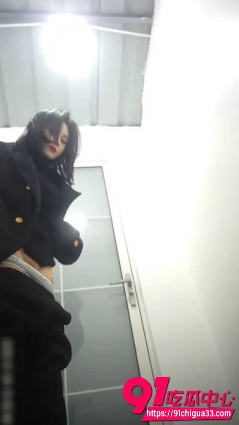 狼友投稿抖音240万粉丝女网红申雪倩在成都莉莉岛上厕所被偷拍17