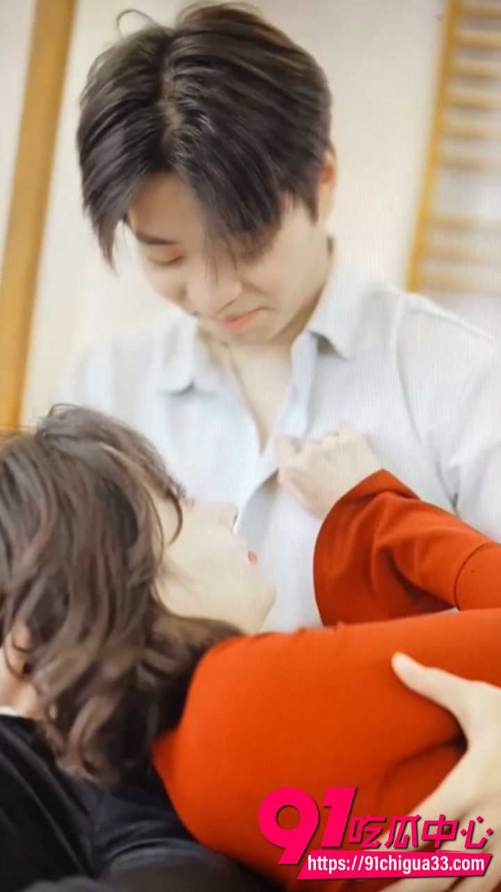 擦边短剧穷小子意外一夜情 天后女星酒店醉酒被操 兔女郎情趣套装叫得销魂