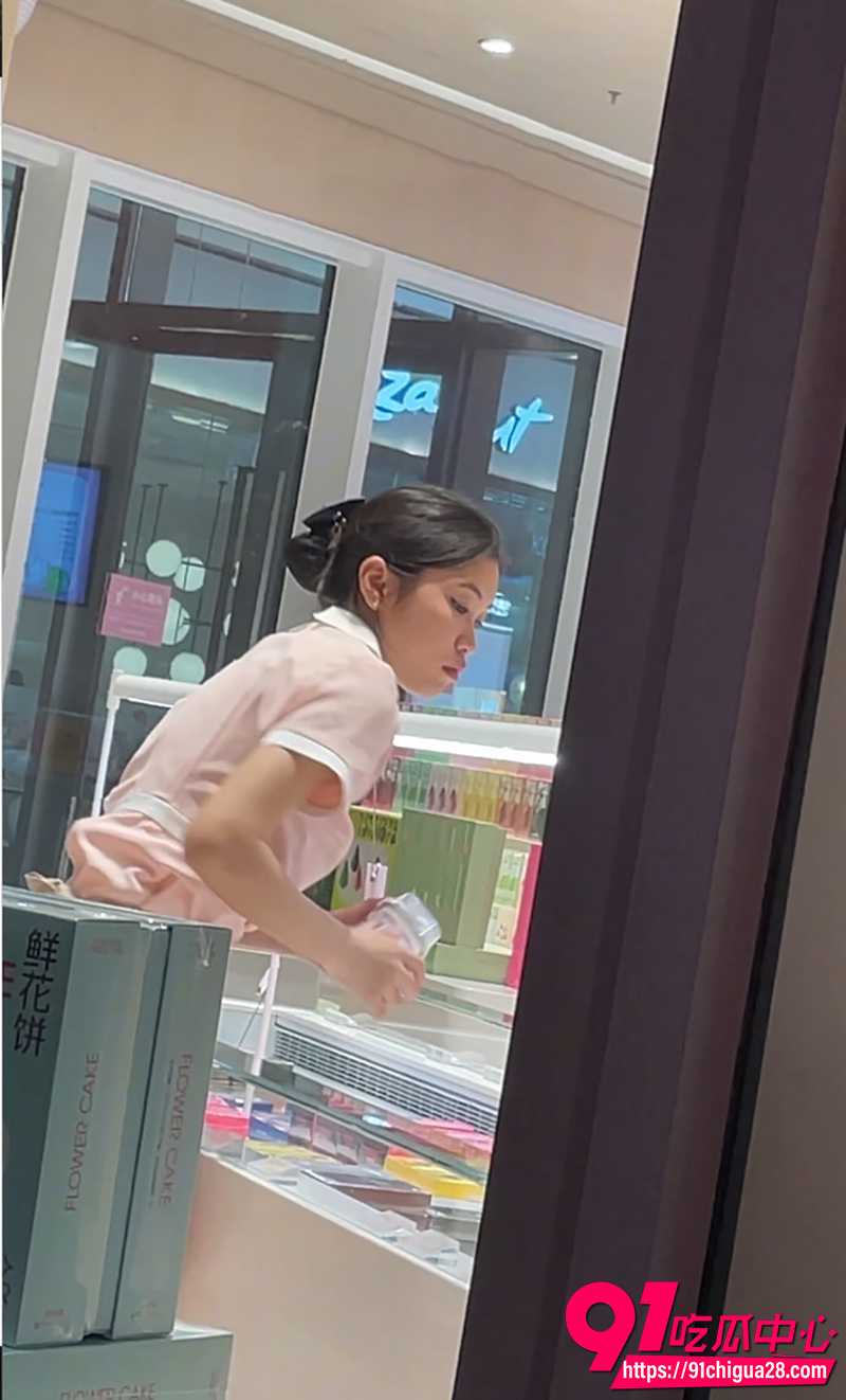 抄底大神偷拍服务员  3