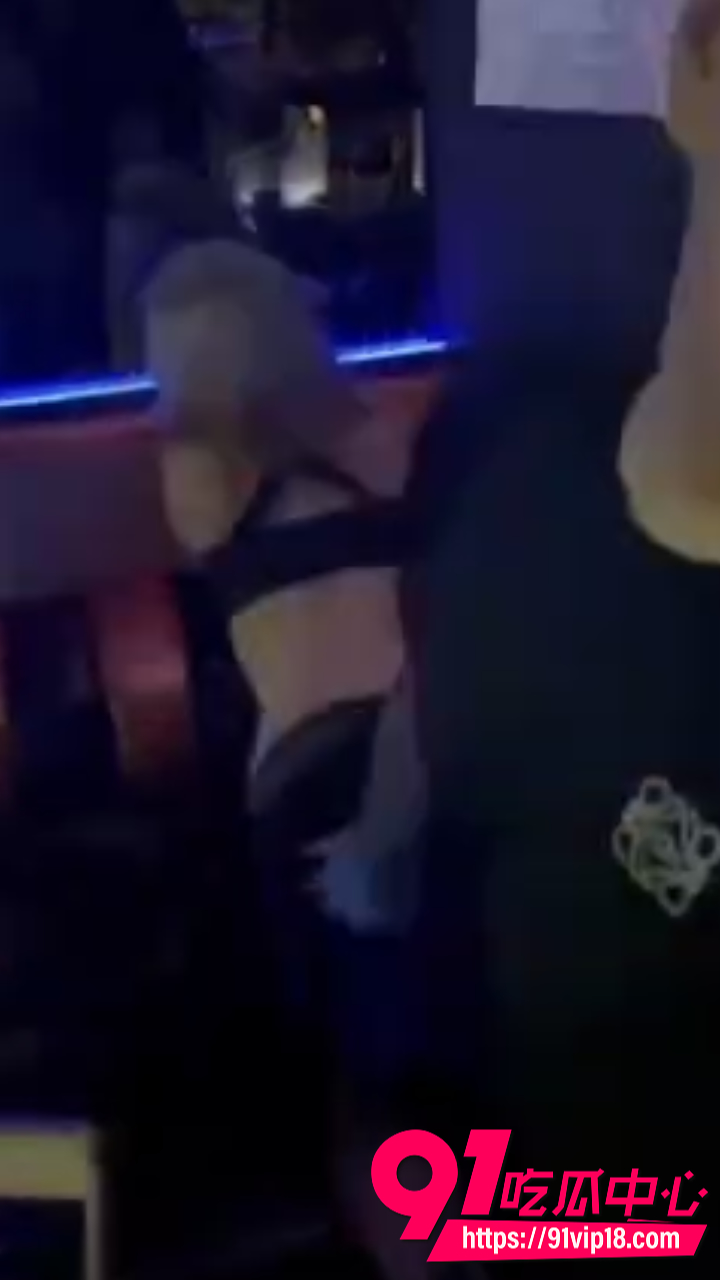 台中酒吧妹子当众脱裤6