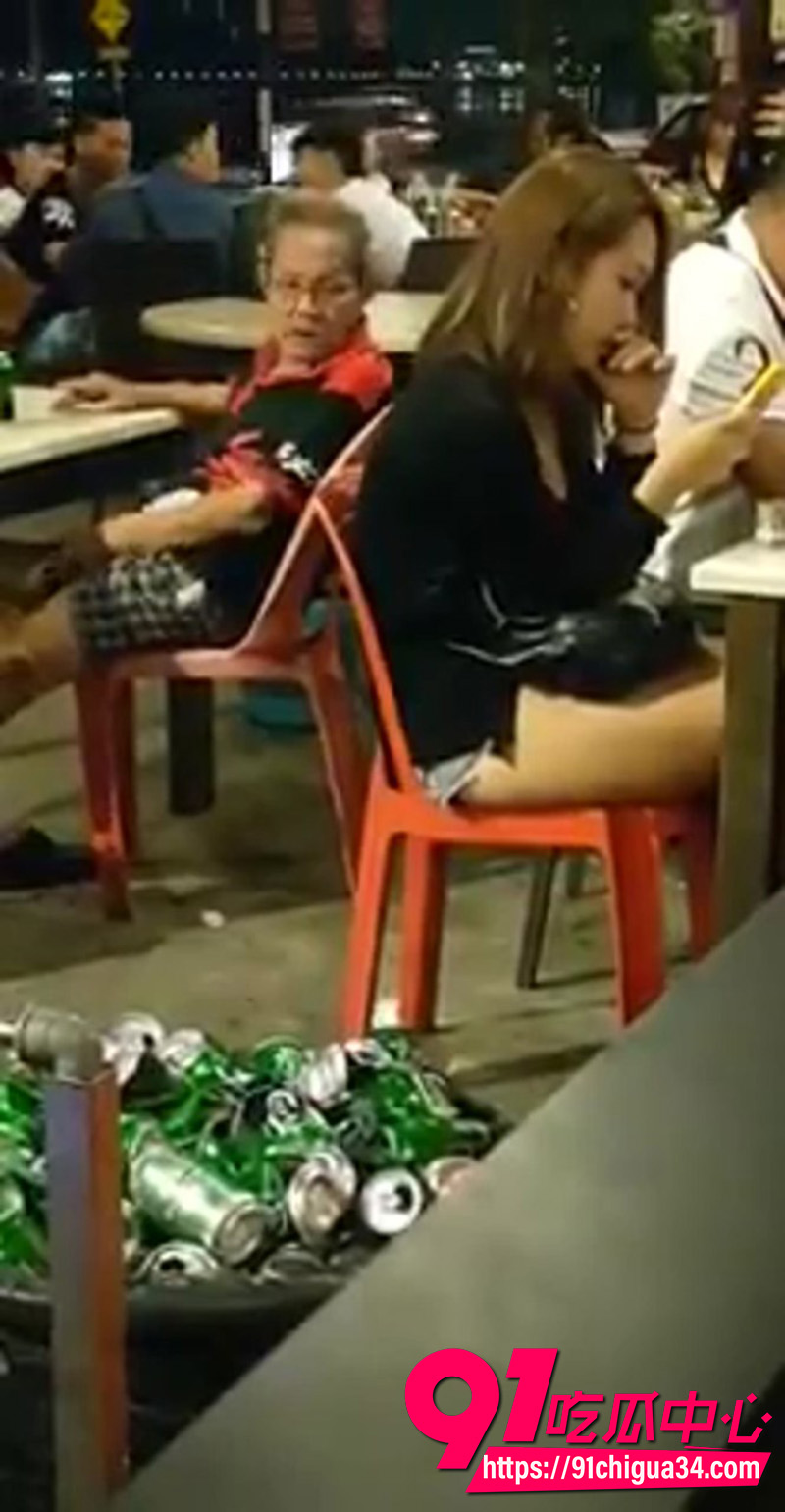夜市老头打飞机视频 老色批旁若无人意淫美女 户外露出撸鸡巴被偷拍