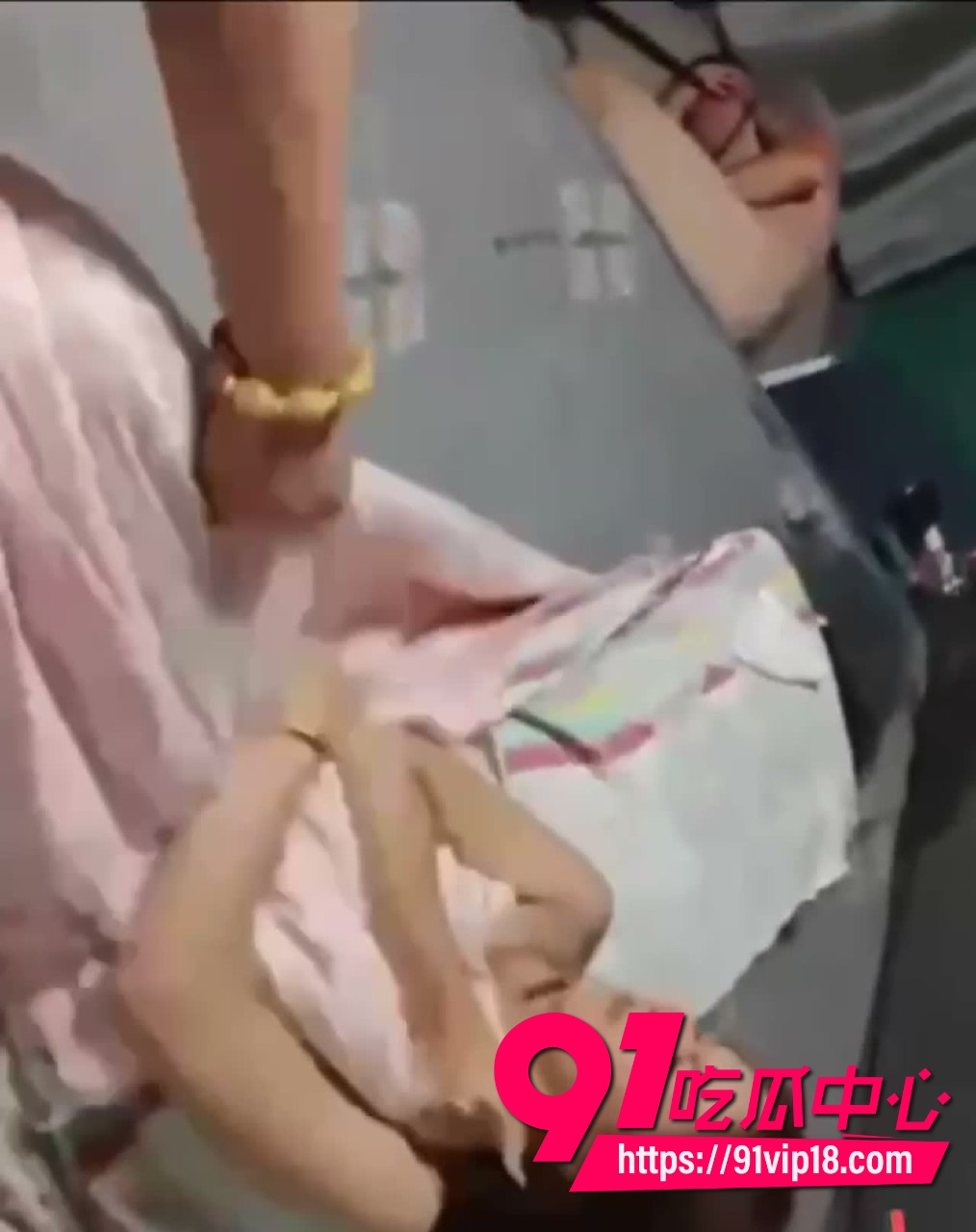 少妇婚内出轨被抓奸在床4