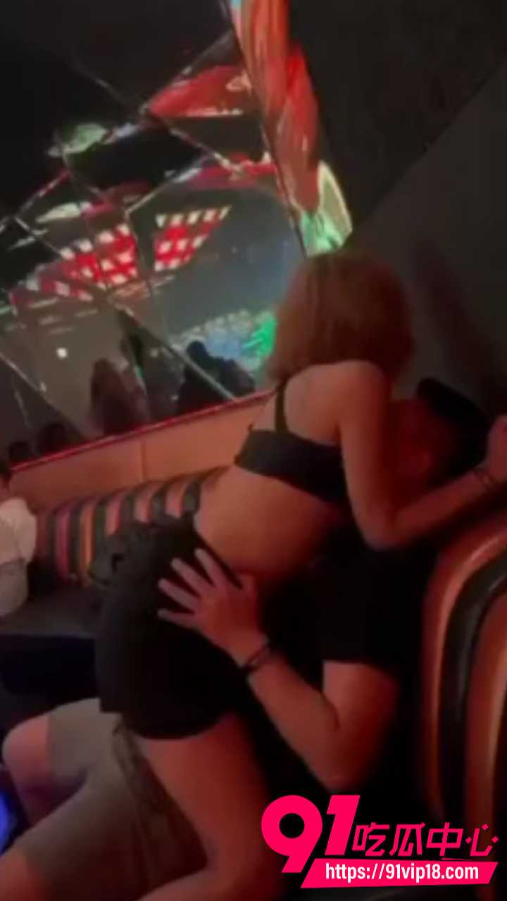 台中酒吧妹子当众脱裤4