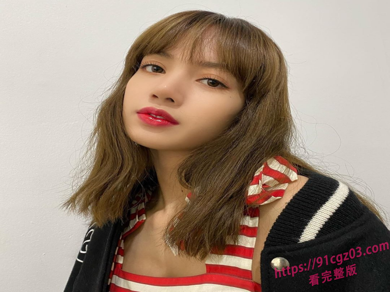 韩国顶流舞团lisa演唱会走光视频  反差明星毕业照给你们看了