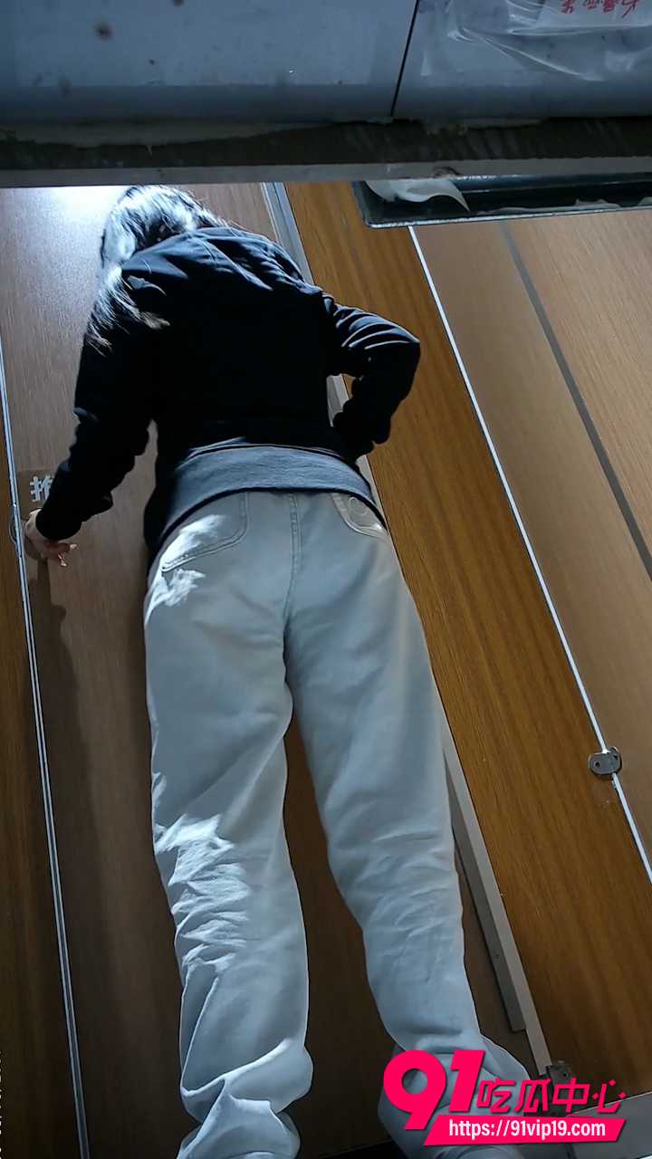 7月流出高校女厕后拍5