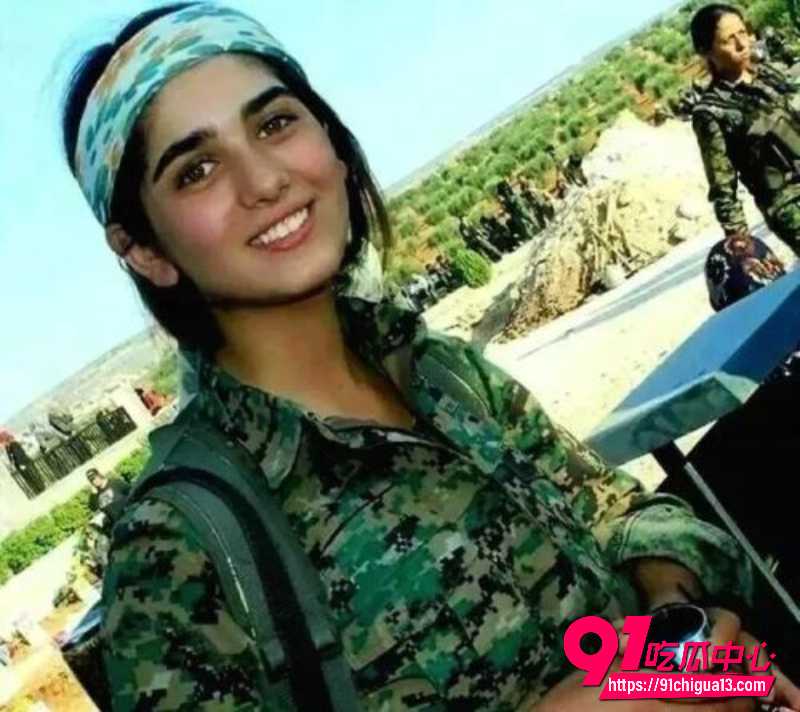 叙利亚政府倒台 HTS对当地武装女兵清算场面 残忍现场视频曝光6