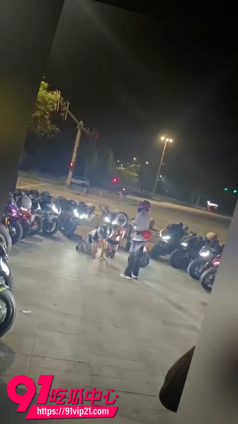 重庆街头调教热门吃瓜事件纹身机车少女被拴上狗链拉去户外调教跪地爬行完成主人的任务0