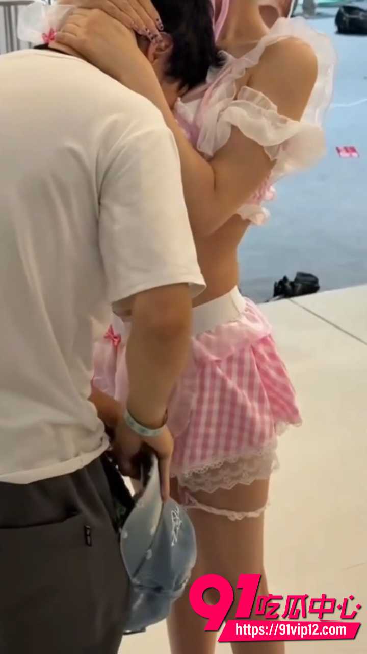 漫展埋胸踩鸡服务5