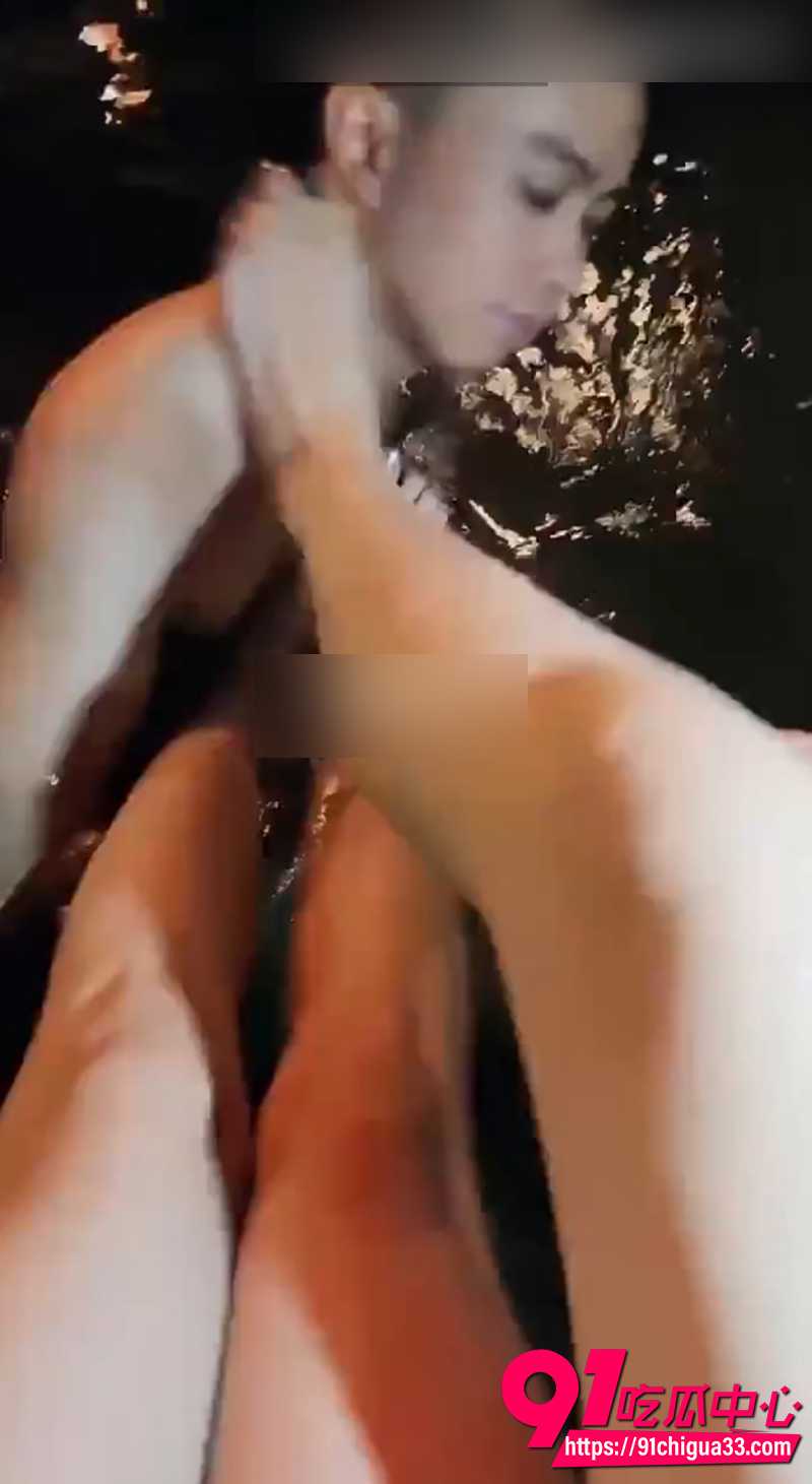 推特女王韩涵 开发调教温泉清洁工 铁链束缚脚踩公狗 SM也是被她玩明白了
