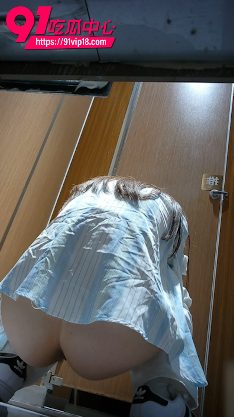 厕拍大神在高校女厕安装针孔摄像头偷拍美女蹲坑1
