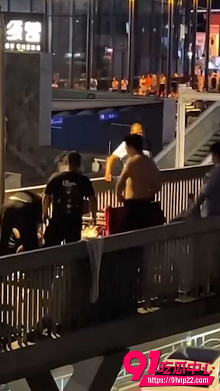 武汉司门口天桥城管打人6