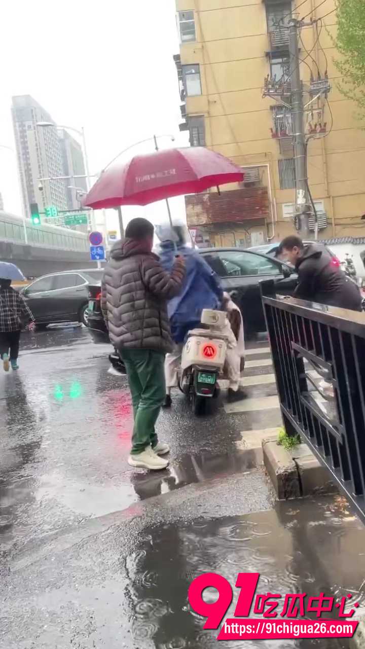 路怒男下车发飙直接被按在地上狠打2