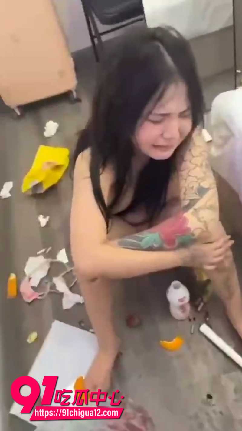 花臂精神小妹被八零羞辱玩弄12