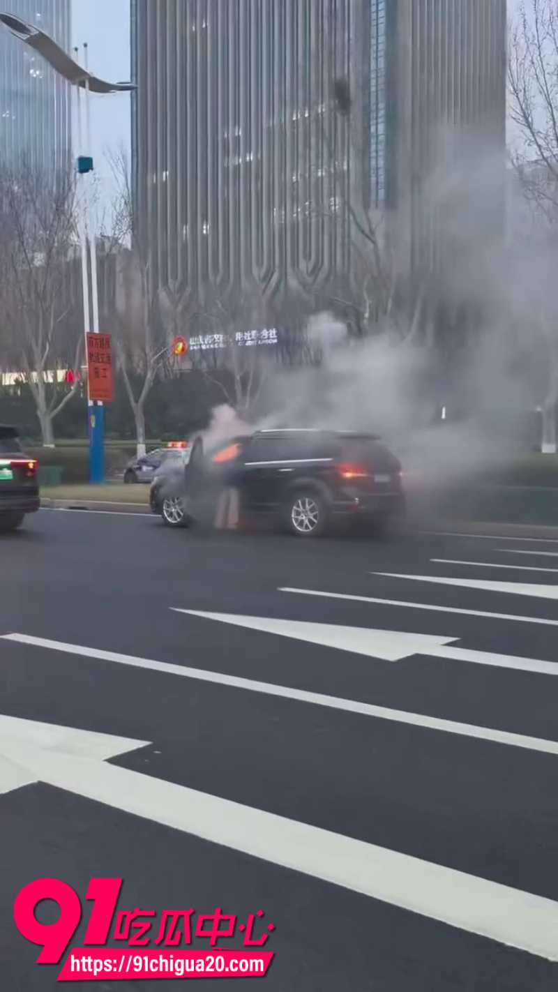 济南历下区经十路汽车突然着火3