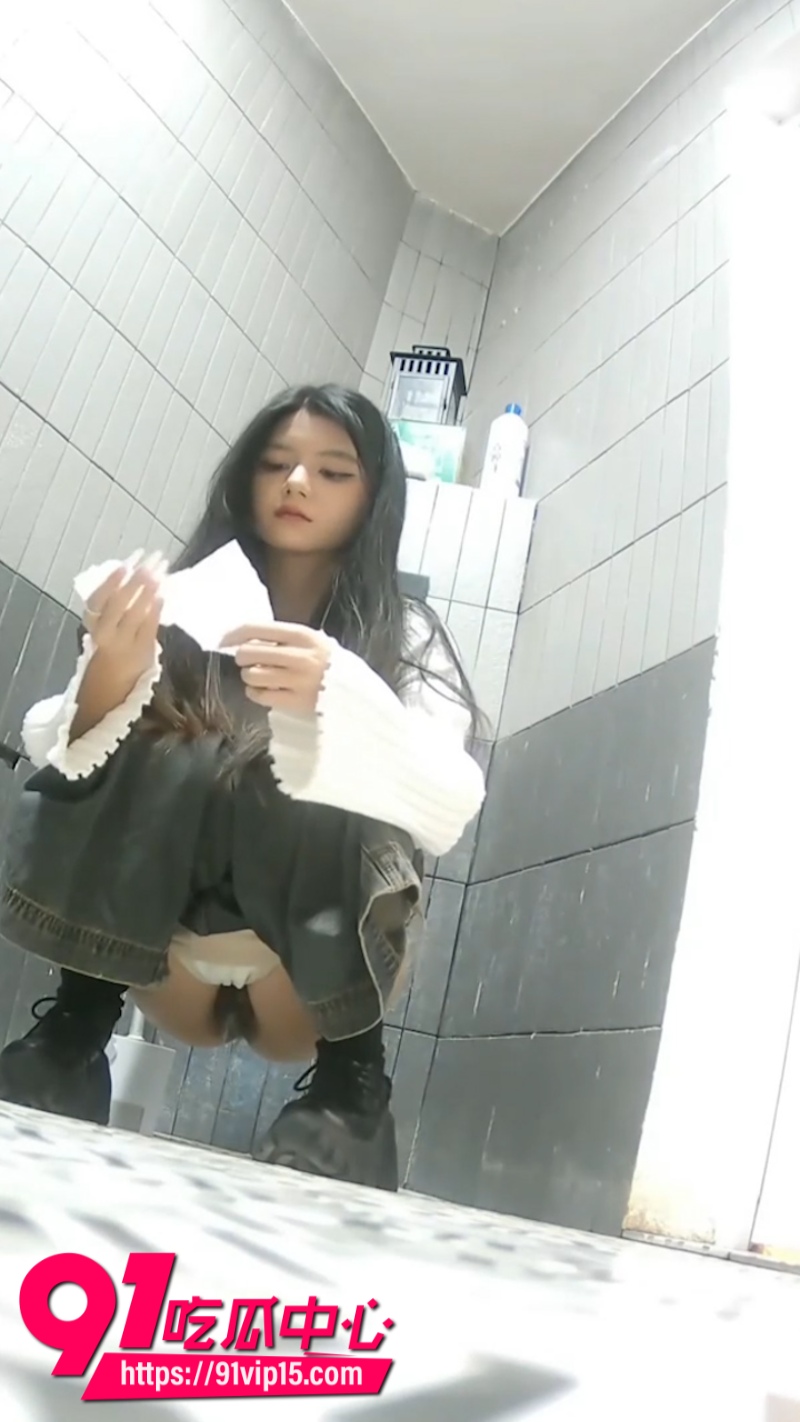 厕拍大神在商场女厕所偷拍美女尿尿最新作品0
