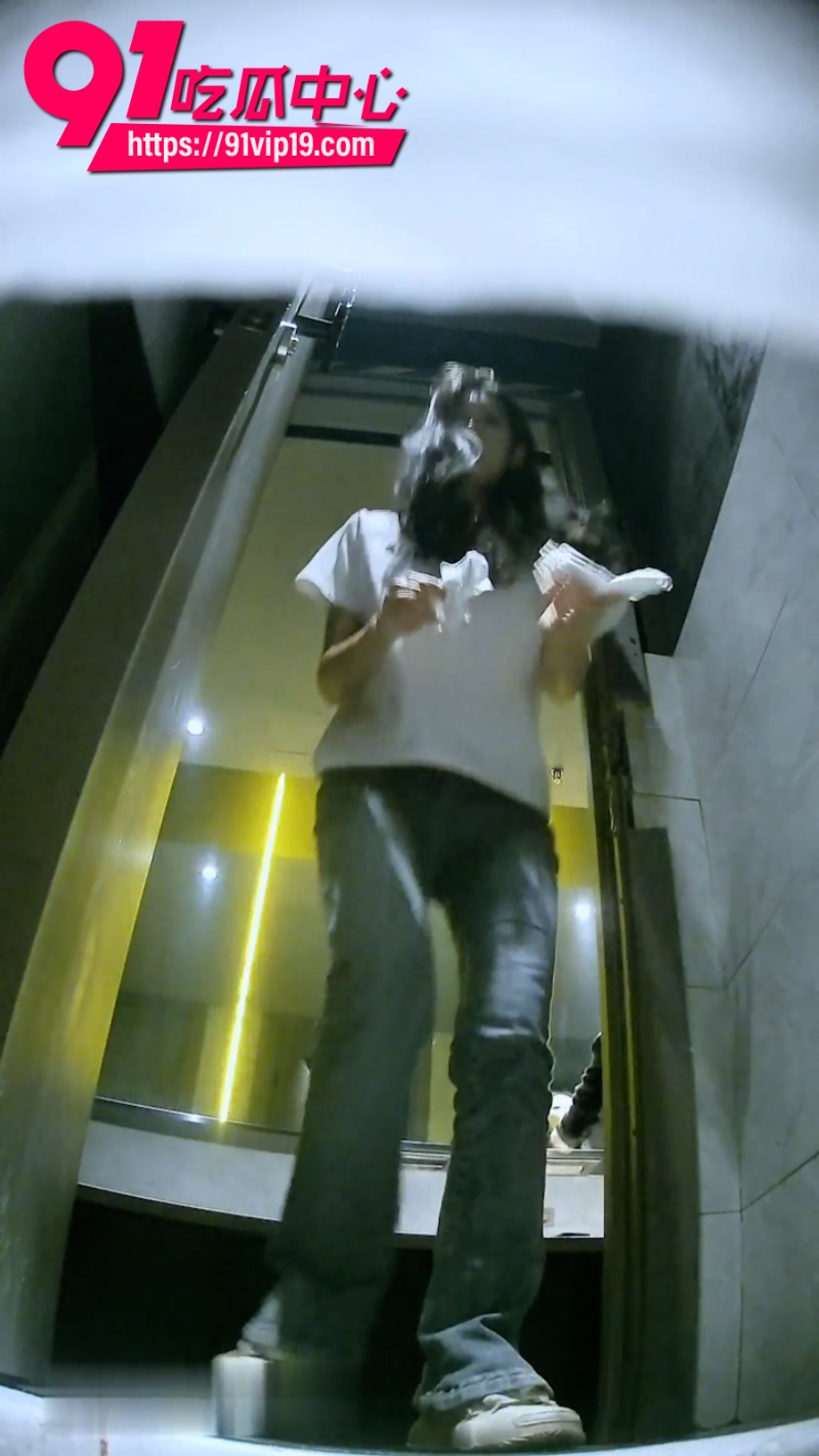 厕拍大神在夜场女厕所偷拍坐台女不雅尿尿画面0