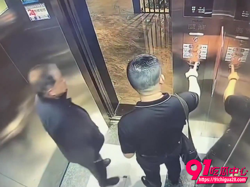 壮男深情激吻秃顶大爷 2