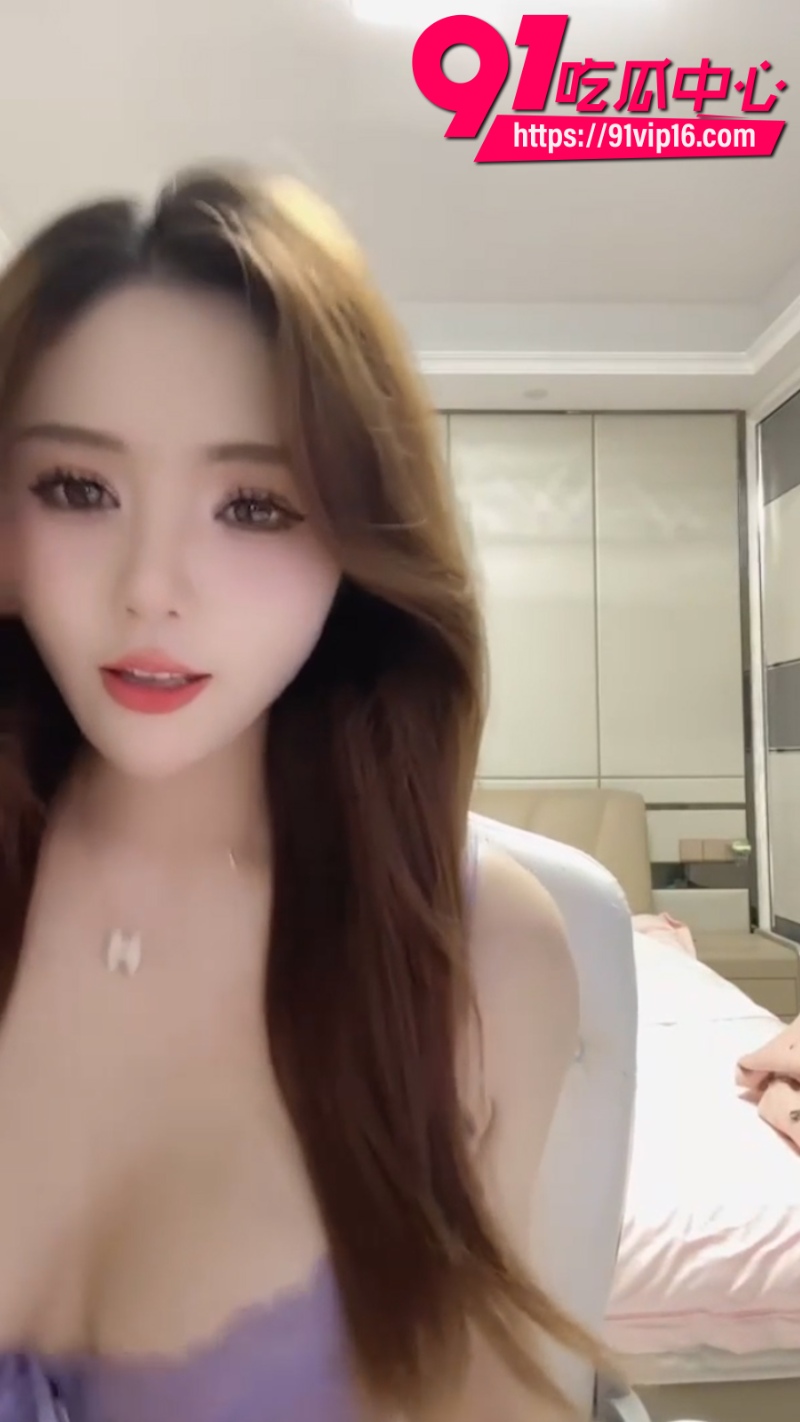 半糖巨乳女主播库库身穿情趣内衣在线直播揉奶大秀2