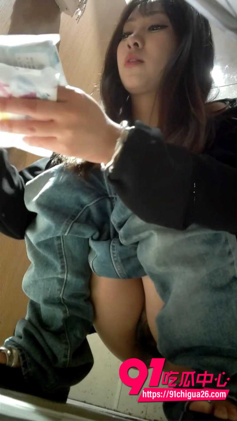 独家偷拍高颜值美女在女厕所尿尿全景2