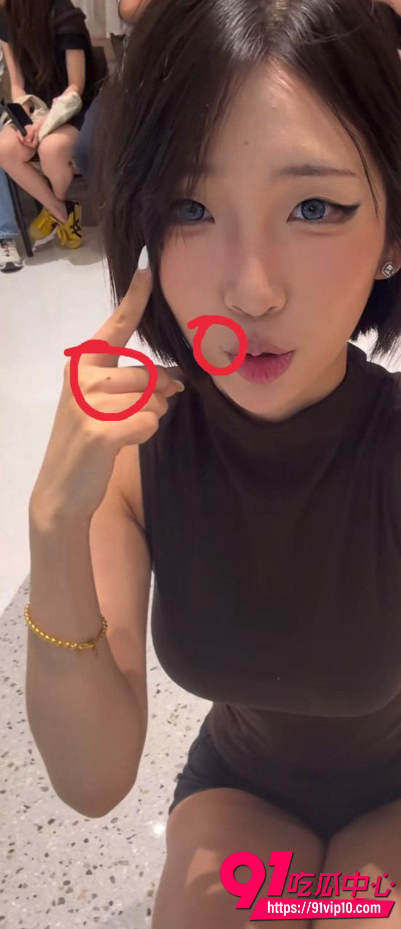行简左手无名指的黑痣铁证.jpg