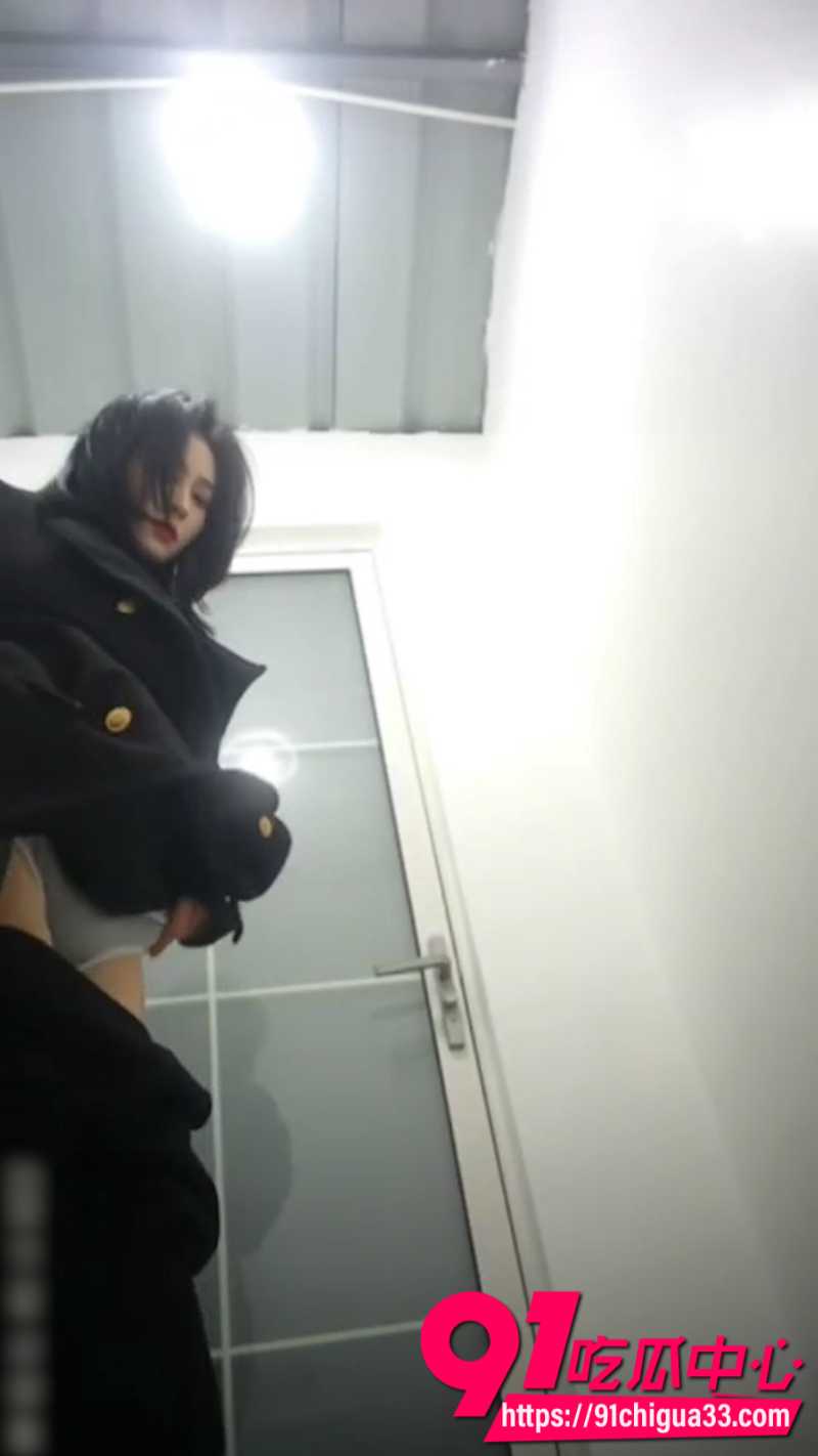 狼友投稿抖音240万粉丝女网红申雪倩在成都莉莉岛上厕所被偷拍18