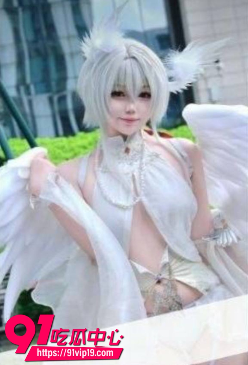 广州萤火虫漫展乱象女coser遭摄影师怼奶拍摄意外走光0