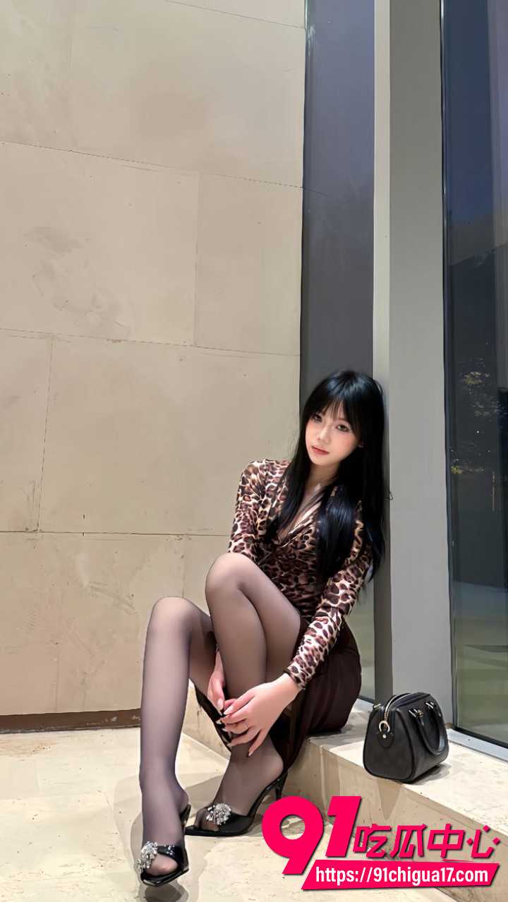 湖南反差女神小琳私下800任意玩弄9
