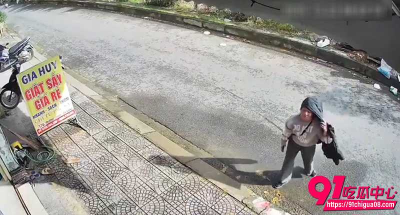 越南男子疯狂捅人 5