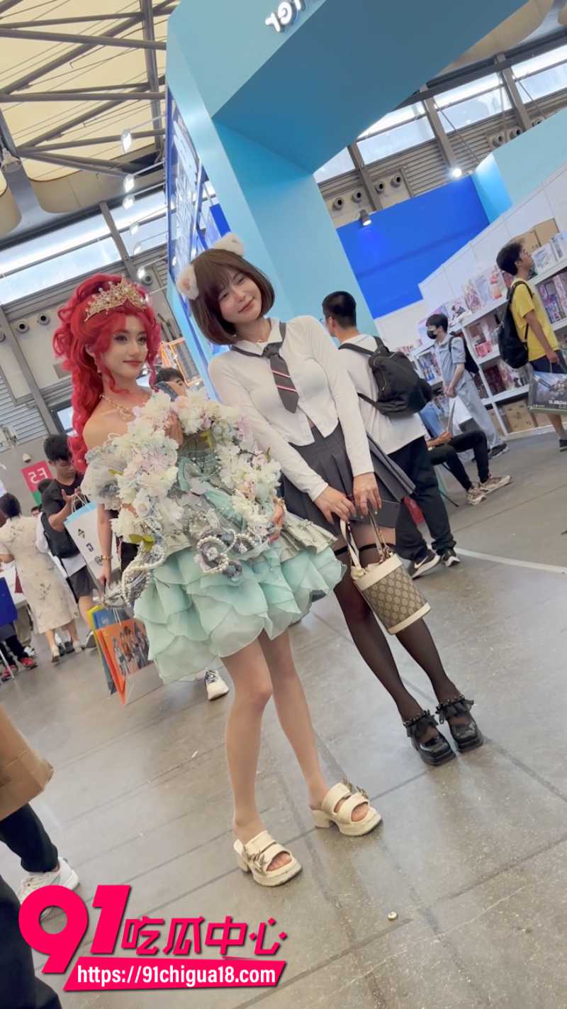 抄底大神漫展尾随极品美女抄底偷拍7