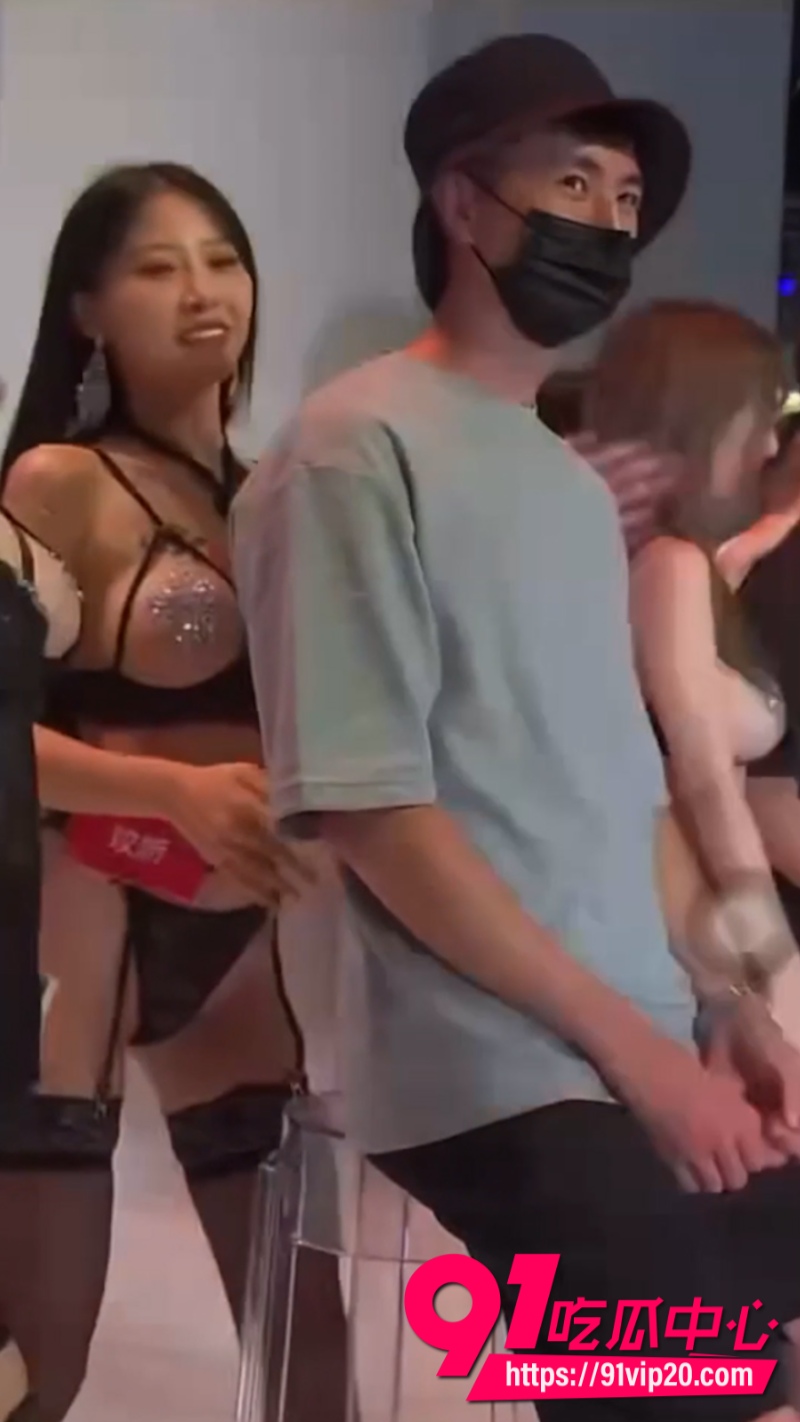 车展现场堪比逛窑子美女们身穿情趣内衣赤身裸体骚舞诱惑2