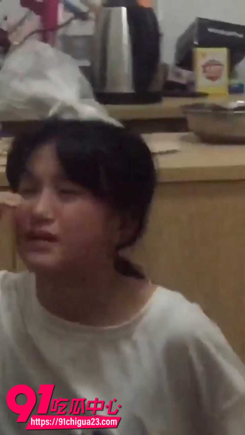 白嫩学生妹被精神小妹霸凌逼迫她当众自慰0