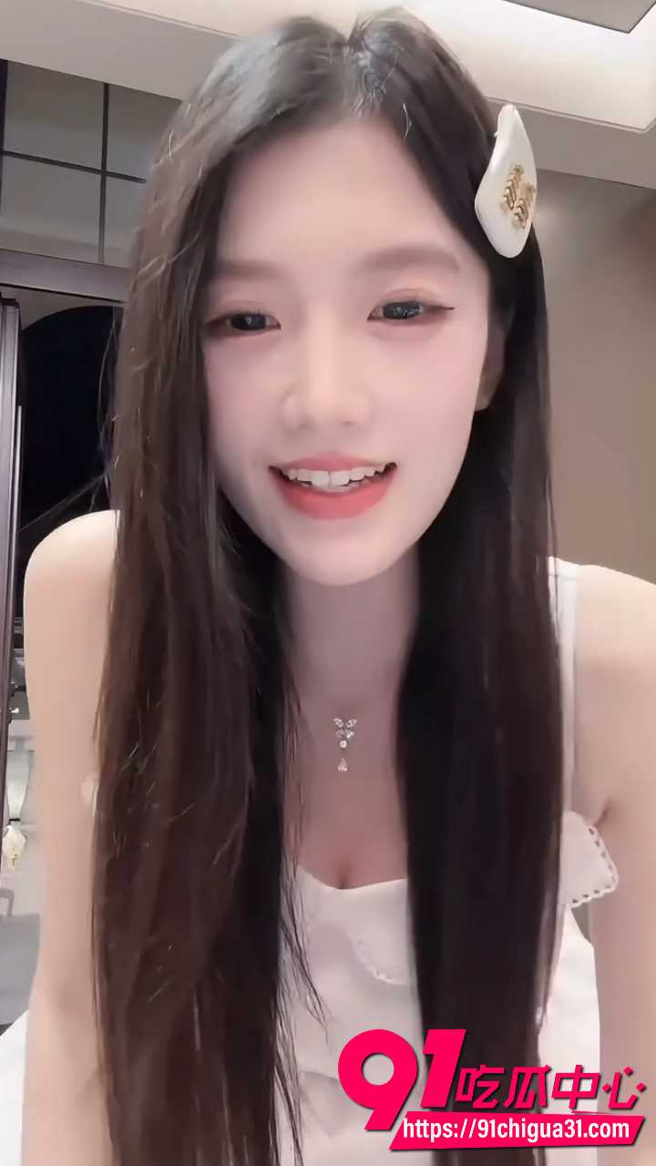 网红萧萧不吃辣直播时故意走光3
