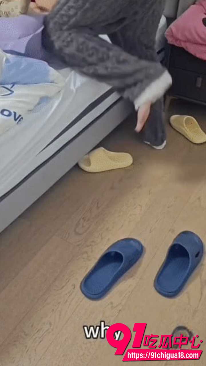 儿子偷拍妈妈洗澡后直接床上强上12