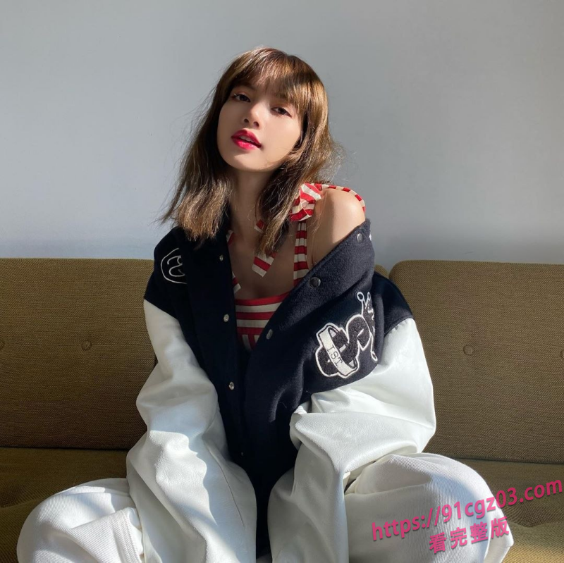 韩国顶流舞团lisa演唱会走光视频  反差明星毕业照给你们看了