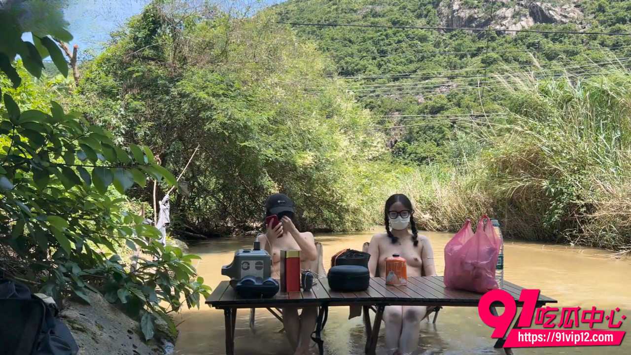 双女全裸野外休闲露营4