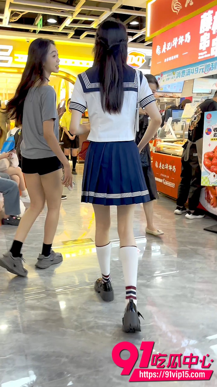 KFC商场抄底超美学生妹1