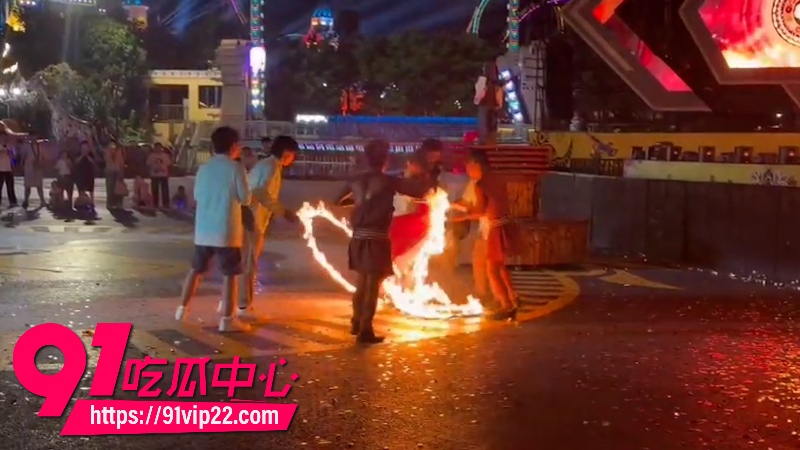 江苏徐州乐园演出突发惨剧女演员表演火裙舞裙摆爆燃瞬间秒变火球3
